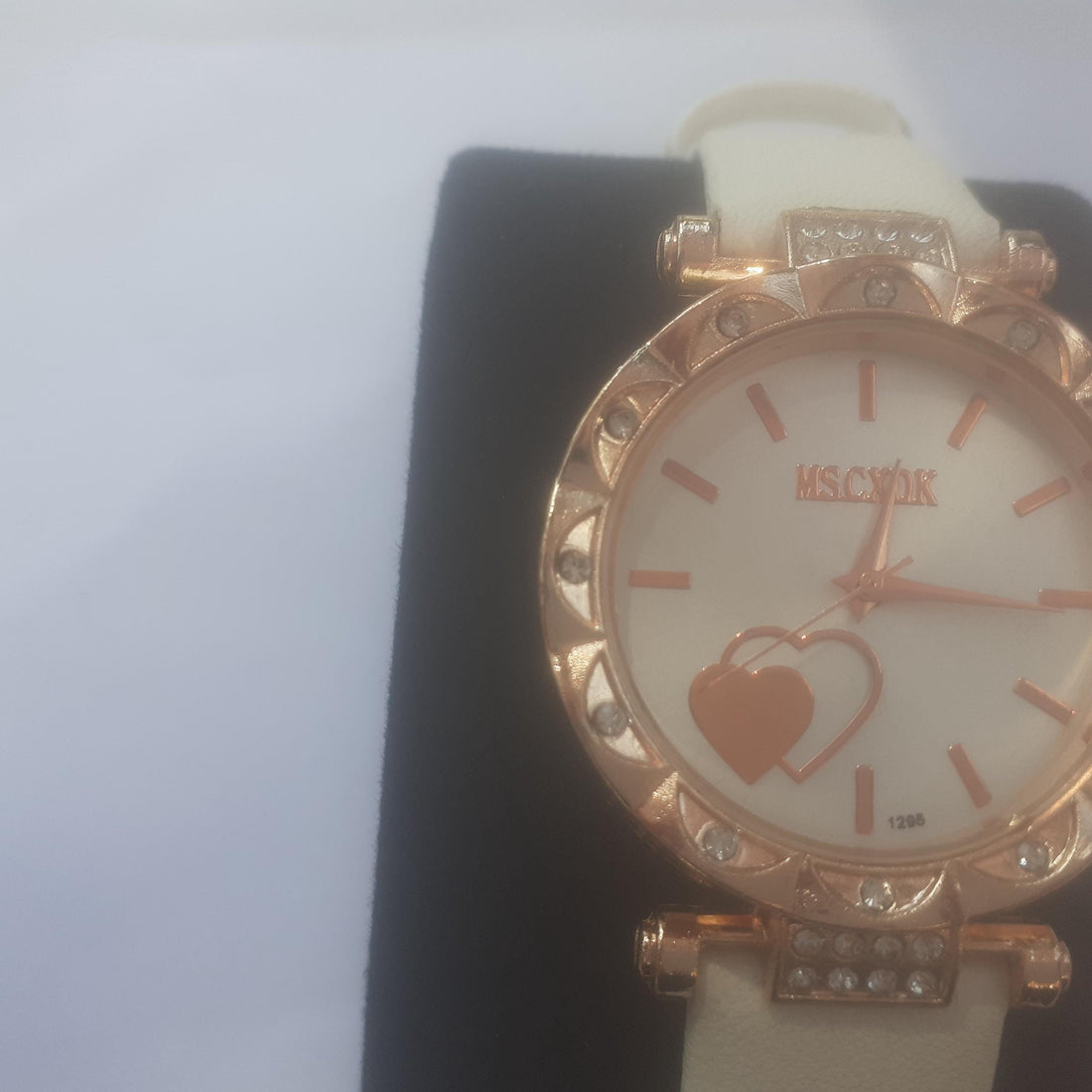 Heart Print Quartz Watch: Women's Casual Analogue Timepiece
