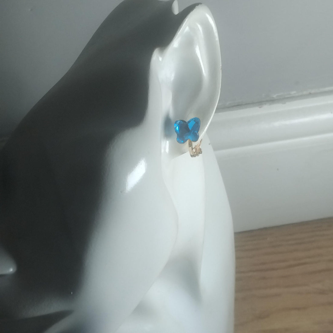 Delicate Butterfly Stone Clip-On Earrings – Nature-Inspired Elegance