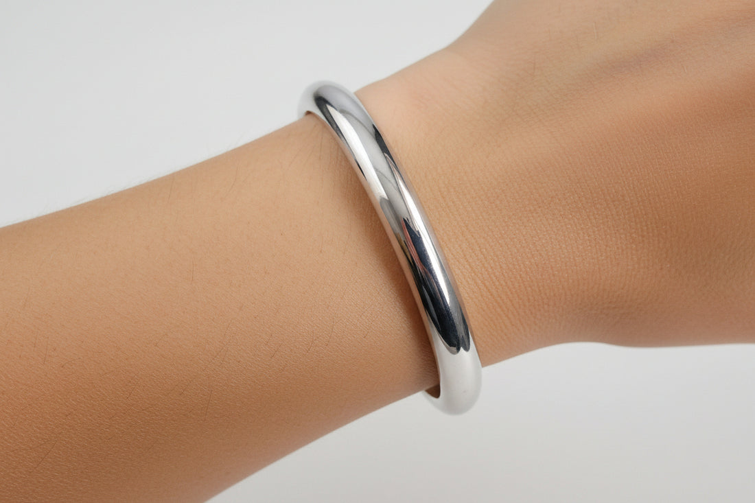 Shiny Silver Cuff Bangle: Elegant Round Design