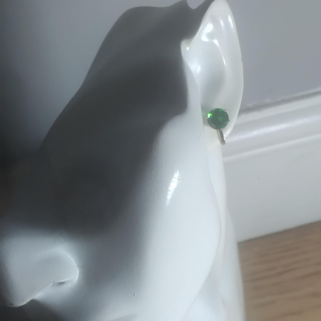 Vintage-Inspired Emerald Green Stone Clip-On Earrings – Chic Non-Pierced Accessory in Gold Tone Setting